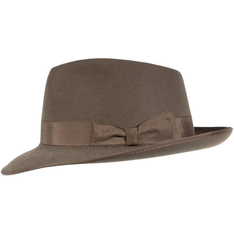 Stylemaster Hat in Acorn. A pre-creased fedora, 100% rabbit fur felt. Handcrafted in Australia by Akubra. Side view showing grograin ribbon.